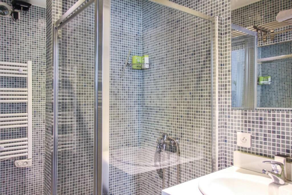 Appartement Lumineux Avec Terrasse Jardin Et Acces Piscine Villefranche-sur-Mer Exteriör bild