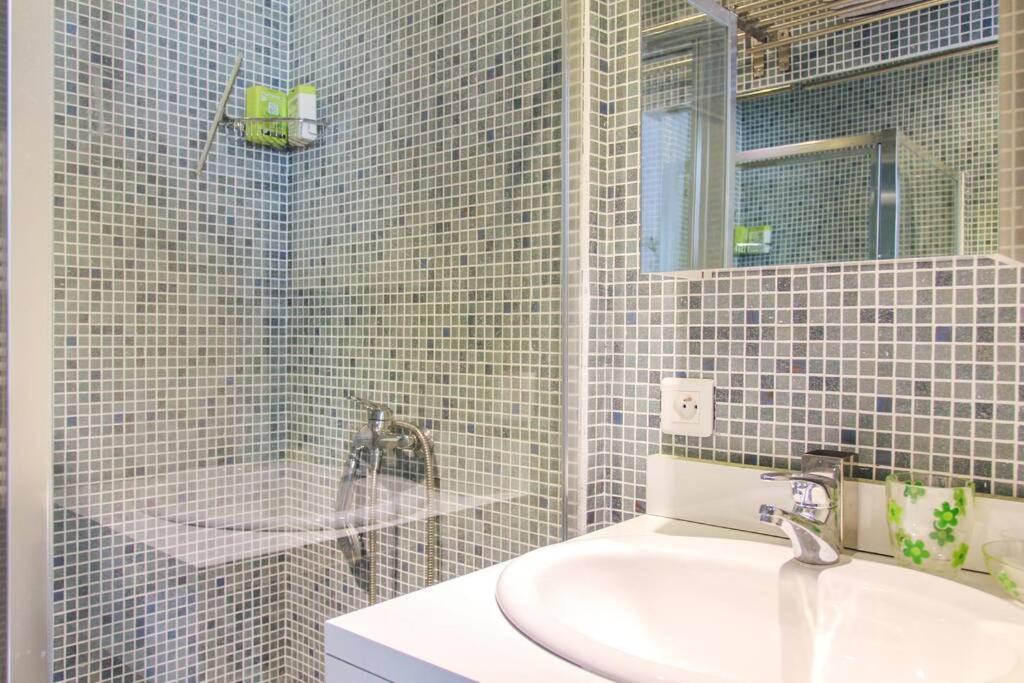 Appartement Lumineux Avec Terrasse Jardin Et Acces Piscine Villefranche-sur-Mer Exteriör bild